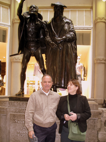 Amílcar Méndez und seine Frau Miriam vor Auerbachs Keller in Leipzig - Foto: Quetzal-Redaktion, Andrea Lammers