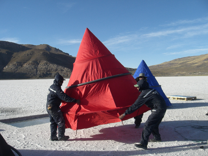 Bolivien: Lithiumgewinnung im Salar de Uyuni mit Kegeln der TU Freiberg - Foto: Quetzal-Redaktion, Ariane Schön