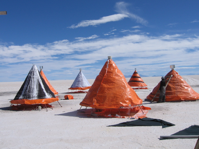 Bolivien: Lithiumgewinnung im Salar de Uyuni mit Kegeln der TU Freiberg - Foto: Quetzal-Redaktion, Anke Hertam