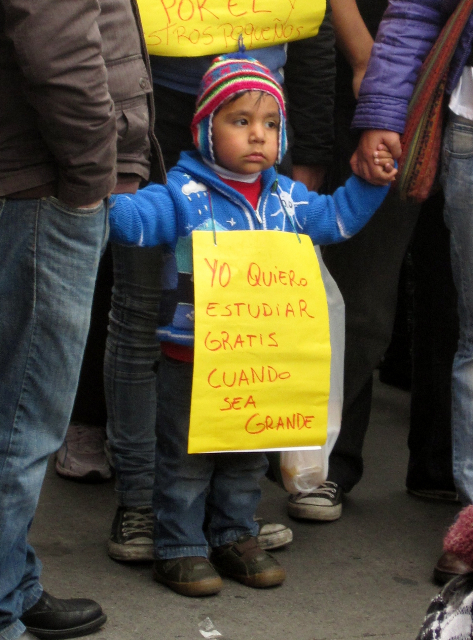 Chile: Kind demonstriert für bessere Bildung - Foto: Quetzal-Redaktion, Christine Schnichels