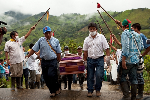 Kolumbien: Das Awa-Massaker - Auf dem Weg zum Friedhof - Foto: Von Bergen