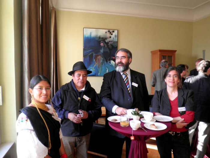 Lateinamerika - Konferenz Potsdam 2012 - v.l.: Yuri Guandinango (Ecuador), Simón Yampara (Bolivien), Jorge Jurado (ecuadorianischer Botschafter in Deutschland), Karin Gabbert (Rosa-Luxemburg-Stiftung). Foto: Quetzal-Redaktion,mp
