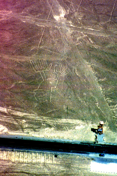 Mitten durch die berühmten Linien von Nazca führt die Panamericana - Foto: Quetzal-Redaktion, ssc