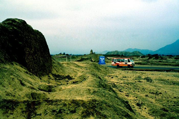 Eine Straße quer durch Chan-Chan, die größte Pre-Inka-Stadt und damalige Hauptstadt der Chimú - Foto: Quetzal-Redaktion, ssc Eine Straße quer durch Chan-Chan, die größte Pre-Inka-Stadt und damalige Hauptstadt der Chimú - Foto: Quetzal-Redaktion, ssc